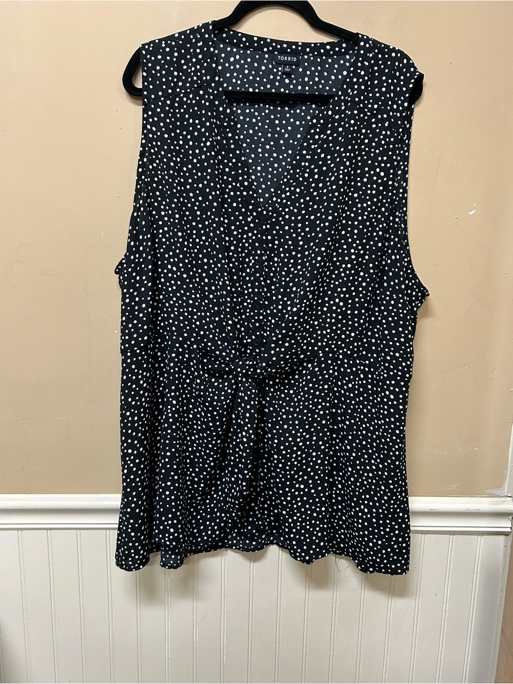 Torrid Georgette Size 4 4X Black White Polka Dot Tie Front Sleeveless Blouse